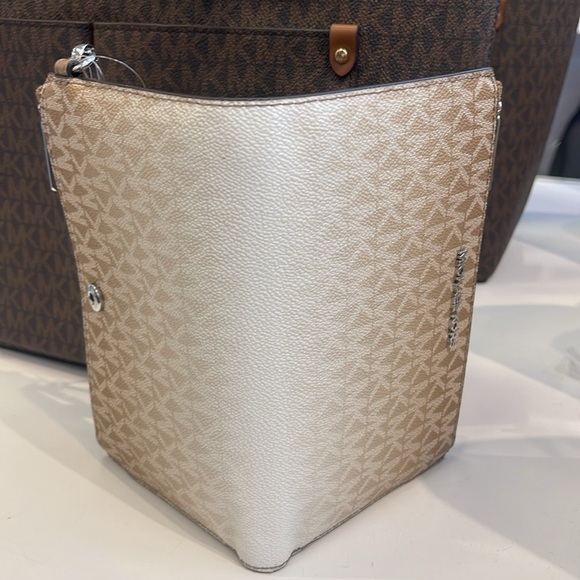 MICHAEL KORS
Jet Set Large Logo Signature Double-Zip Wristlet-Wallet-Phone Case - Picture 6 of 16